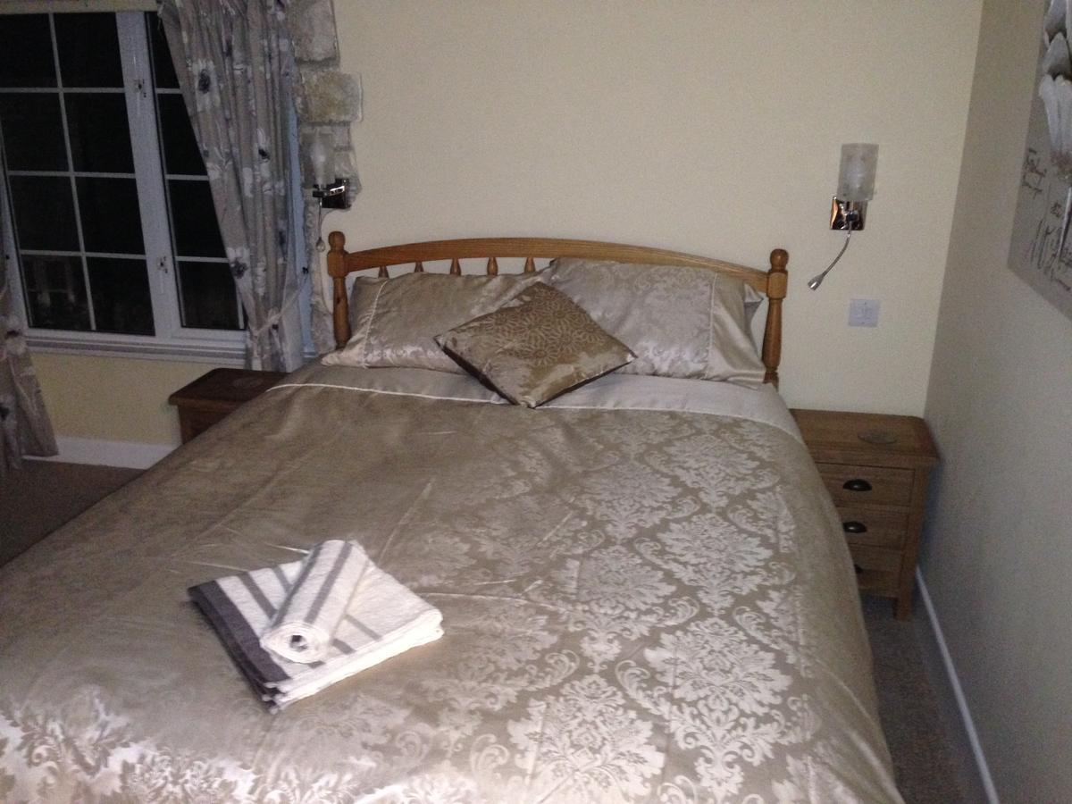 Mildmay Arms Queen Camel Room photo
